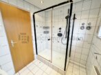 Lichtdurchflutetes Wohnen: 3,5-Zimmer-Wohnung mit großem Balkon in Kornwestheims lebendiger Lage - ...mit großer Dusche