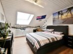 City-Liebling: Hübsche 3-Zimmer-Dachgeschosswohnung sucht neue Mieter - Schlafzimmer