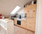 City-Liebling: Hübsche 3-Zimmer-Dachgeschosswohnung sucht neue Mieter - Küche mit Einbauküche