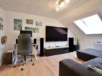 City-Liebling: Hübsche 3-Zimmer-Dachgeschosswohnung sucht neue Mieter - Wohnzimmer