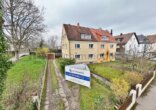 Ohne Käuferprovision: Wohntraum für alle Generationen: 3-Familienhaus mit Einzelgarage im Grünen - Gebäudeansicht vorne