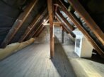 Ohne Käuferprovision: Wohntraum für alle Generationen: 3-Familienhaus mit Einzelgarage im Grünen - Dachboden