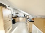 Stadtleben pur: 2,5-Zimmer-Dachgeschosswohnung mit Einbauküche - Küche